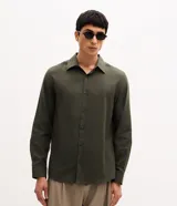 Camisa de manga larga Marfinno en color beige, confeccionada en tricolina de algodón, con cuello inglés y cierre frontal de botones.