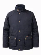 Campera tipo encerada de color azul marino para caballero, con cuello alto, cierre frontal con botones dorados grabados y solapa. Cuenta con bolsillos frontales con solapa, bolsillos calientamanos laterales y etiqueta de marca en el bolsillo inferior derecho.