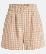 Short tipo clochard de tiro alto confeccionado en tejido tweed con estampado cuadrillé en tonos beige y crema. Presenta cintura elástica, bolsillos laterales y detalle de botones metalizados frontales.