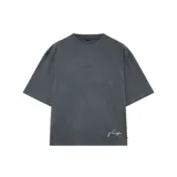 Remera gris de algodón, corte oversize, con mangas cortas y estampado en la espalda con la palabra 'nenefa' en cursiva blanca.