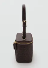 Neceser estructurado de rafia marrón con detalles en poliuretano, diseño rectangular tipo caja, cierre superior de cremallera con herrajes dorados y asa ajustable.