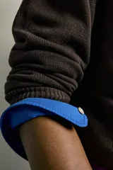 Jersey de punto tejido en hilatura de algodón con cuello en pico y manga larga, de corte regular fit y acabados en rib.