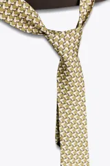 Top palabra de honor color marrón oscuro, con escote recto y hombros descubiertos. Incluye un cinturón en forma de corbata con estampado geométrico en tonos beige y blanco, que se anuda en la parte frontal. Cierre lateral con cremallera oculta.