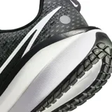 Championes de running Nike Vomero 17, color negro con detalles en blanco. Presentan una parte superior de malla transpirable, el icónico logo Swoosh en el lateral y una entresuela con tecnología ZoomX para mayor amortiguación.