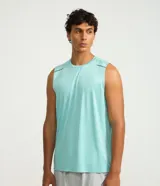 Musculosa deportiva masculina de corte regular y cuello redondo, en color celeste. Confeccionada en tejido de poliéster tipo malla con tecnología Dry para mayor transpirabilidad, presenta detalles de líneas estampadas en los hombros.