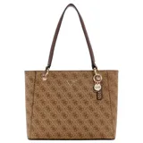 Bolso tote grande de Guess, color marrón con estampado logomarca en patrón repetitivo. Presenta asas de hombro en color marrón oscuro y herrajes dorados. Incluye un dije colgante con el logo de la marca.