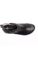 Botin de cuero negro con suela de goma tipo burbuja, diseño clásico con hebilla metálica lateral y elásticos para mayor ajuste.