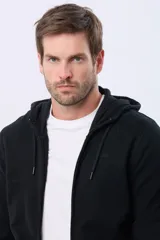 Canguro de felpa color azul marino con cierre frontal completo, capucha con cordones y bolsillos canguro.