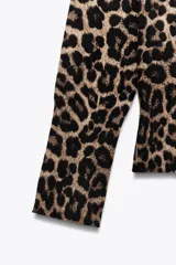 Jersey de punto con estampado animal print de leopardo, cuello redondo y manga larga.