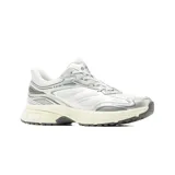 Championes deportivos Hi-Tec modelo Darby Lady, de color beige con detalles dorados y suela de goma marrón. Cuentan con tecnología Memory Foam para mayor comodidad, diseño de malla y refuerzos sintéticos.