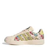 Championes Adidas x Farm Streettalk de mujer, color beige con paneles laterales con estampado floral y las tres tiras características en tono verdoso con textura de cordón.