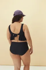 Bombacha de bikini de tiro alto, color negro, con diseño liso y cobertura completa.