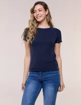 Blusa de punto calado color blanco, de silueta entallada, manga corta raglán y escote redondo, con detalles de tejido fantasía en el canesú y terminaciones festonadas.