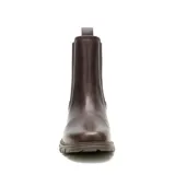 Bota tipo Chelsea de Caterpillar, confeccionada en cuero envejecido color marrón oscuro. Presenta paneles laterales elásticos, tirador en la parte superior y suela de goma dentada para mayor tracción.
