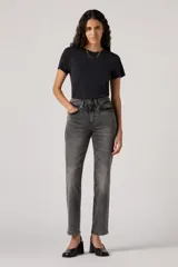 Jeans de tiro alto con corte recto, confeccionados en denim de lavado gris desgastado. Presentan diseño clásico de cinco bolsillos, cierre frontal con botón y costuras reforzadas.