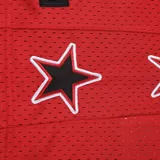 Musculosa de básquet roja con cuello y sisas en negro. Estampado frontal con el logo de los Chicago Bulls y la palabra "Chicago" en blanco.