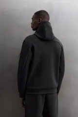 Campera canguro de Zara Athleticz, modelo relaxed fit, confeccionada en tejido técnico compacto elástico con mezcla de algodón en color azul marino. Cuenta con cuello subido con capucha, manga larga con bolsillo lateral con cierre, bolsillos frontales con cierre y acabado termofijado, cierre frontal de doble dirección y logo estampado en el bajo.