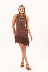 Vestido corto sin mangas de punto color marrón con sutil brillo, corte recto y dobladillo asimétrico adornado con flecos largos.