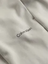 Pantalón de jogging Calvin Klein, confeccionado en mezcla de algodón y fibra Repreve. Presenta cintura elástica, bolsillos laterales, puños ajustados en los tobillos y el logo de la marca estampado en contraste en la pierna izquierda.