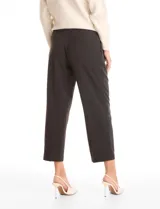 Pantalón de vestir marca Elie Tahari con silueta fluida, diseño de pinzas frontales, bolsillos laterales funcionales y corte wide leg al tobillo.