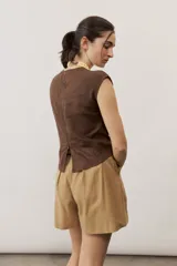Short blanco de tiro alto, confeccionado en lino, con bolsillos laterales y cordón ajustable en la cintura.