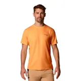 Remera técnica de alto rendimiento Columbia Titanium, color naranja, con tecnología de enfriamiento y protección solar. Presenta cuello redondo, mangas cortas y un diseño ergonómico ideal para actividades al aire libre.