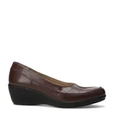 Zapato de cuero color marrón con taco cuña bajo y suela de goma negra. Presenta costuras decorativas en la parte frontal y un diseño de corte clásico.