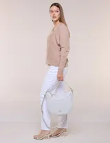 Cartera de hombro de silueta semicircular, marca Nanette Lepore. Modelo amplio de estructura flexible y diseño sofisticado, confeccionada en cuero sintético de textura graneada. Cuenta con cierre principal superior, asa corta integrada y correa larga cruzada regulable y desmontable. Presenta detalle de costura ornamental curva en el frente y logo metálico dorado aplicado en la parte inferior.