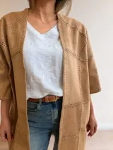 Kimono de línea italiana efecto gamuza color tostado, de diseño oversize con recortes y pespuntes decorativos a contratono.
