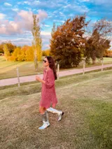 Vestido corto tejido en lurex color ladrillo, de corte recto y mangas cortas.