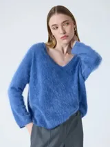 Suéter oversized de cuello en V, color azul vibrante, confeccionado en tejido de cashmere con textura peluda y mangas largas.