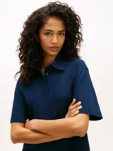 Vestido tipo chomba azul marino de manga corta, con cuello camisero, cartera de tres botones y logo script bordado en el pecho.