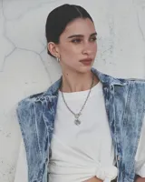 Aros de diseño minimalista con forma de argolla pequeña, realizados artesanalmente en bronce y alpaca con pernos de plata 925.