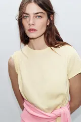 Remera blanca de algodón, de corte regular fit, cuello redondo y manga corta con acabados sin costuras.