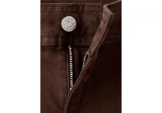 Pantalones tipo jeans de corte recto, color marrón, con diseño de pierna ancha y tiro medio.