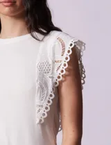 Blusa blanca de algodón y modal, marca Catherine Malandrino, con cuello redondo y mangas cortas con apliques de crochet.