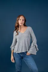 Blusa gris melange de punto tejido fino, con escote en V y mangas largas anchas terminadas en volados.