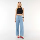 Pantalón vaquero de corte ancho y relajado, color azul claro, con cintura elástica fruncida y cordón ajustable.