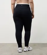 Pantalón legging deportivo color marrón con cintura alta en contraste color blanco. Confeccionado en tejido de poliamida y elastano, de ajuste ceñido al cuerpo.