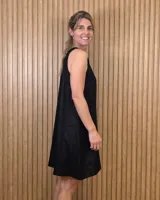 Vestido corto de jean sin mangas, con silueta amplia de corte evasé y cuello redondo. Confeccionado por la marca Magnolia.