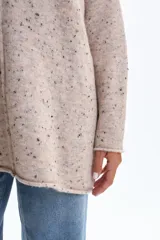 Buzo oversize de tejido de punto en color tostado con efecto jaspeado. Presenta un diseño de corte holgado, cuello redondo y un detalle de costura central vertical (nervio) en el frente.