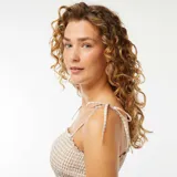 Crop top beige y blanco con estampado de cuadros vichy, breteles finos y fruncido en el busto.