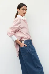 Pantalón de jean negro de corte ancho tipo boyfriend, tiro alto y confeccionado en algodón.