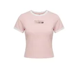 Remera New Balance Trackside Ringer de color rosado, con diseño estilo ringer que incluye ribetes blancos en el cuello redondo y en los puños de las mangas cortas. Cuenta con un estampado gráfico frontal de la marca New Balance Athletics.