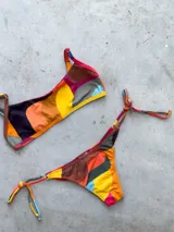 Conjunto de bikini color turquesa con tejido acanalado. El corpiño es tipo bandó con breteles finos regulables y espalda ajustable. La bombacha es vedetina con tiras ajustables a los costados.