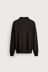 Sweater polo de punto de mezcla de algodón en color negro, con cuello solapa, abertura frontal y mangas largas con acabado en rib.