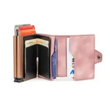 Billetera marrón y rosa de cuero con sistema de apertura automática para tarjetas.