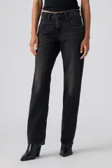 Jeans de corte recto y tiro bajo en color negro con efecto lavado, confeccionados en denim con diseño clásico de cinco bolsillos y cierre frontal con botón y cremallera.
