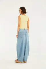 Jeans de denim celeste con diseño tipo globo, corte ancho y cintura alta con trabillas y cierre frontal con botón y cremallera.