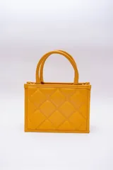 Cartera pequeña color beige, con diseño acolchado en forma de rombos. Tiene doble asa corta y correa larga desmontable y regulable.